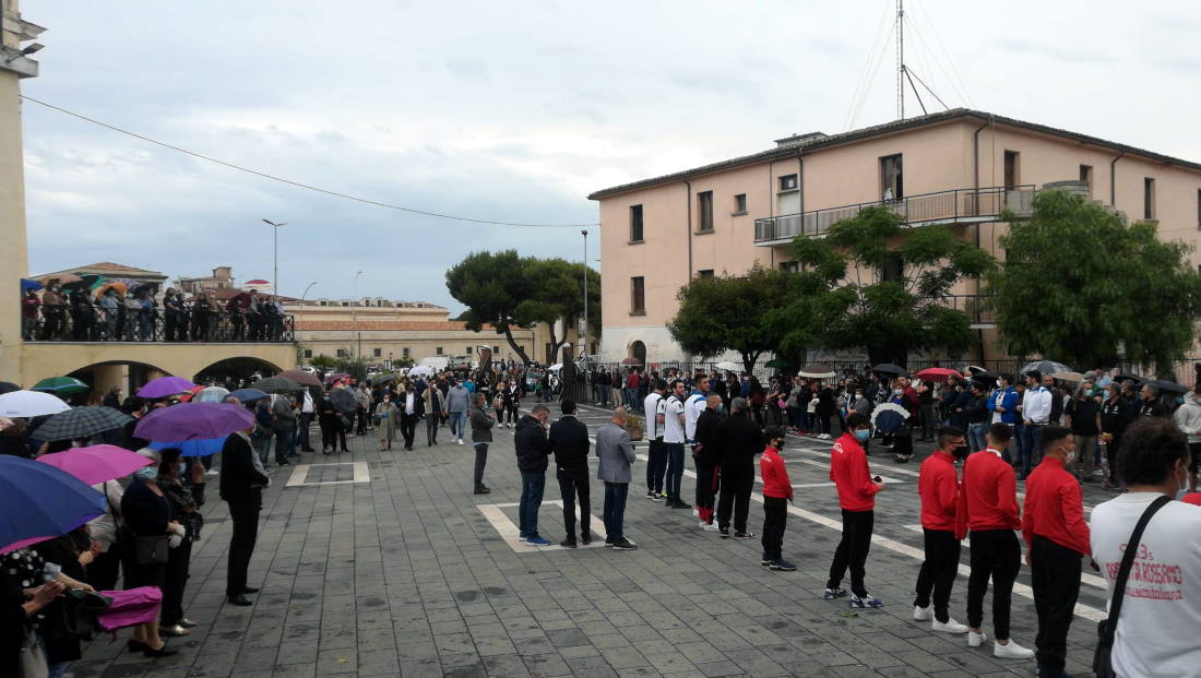 attesa del feretro di francesca gattuso davanti la chiesa